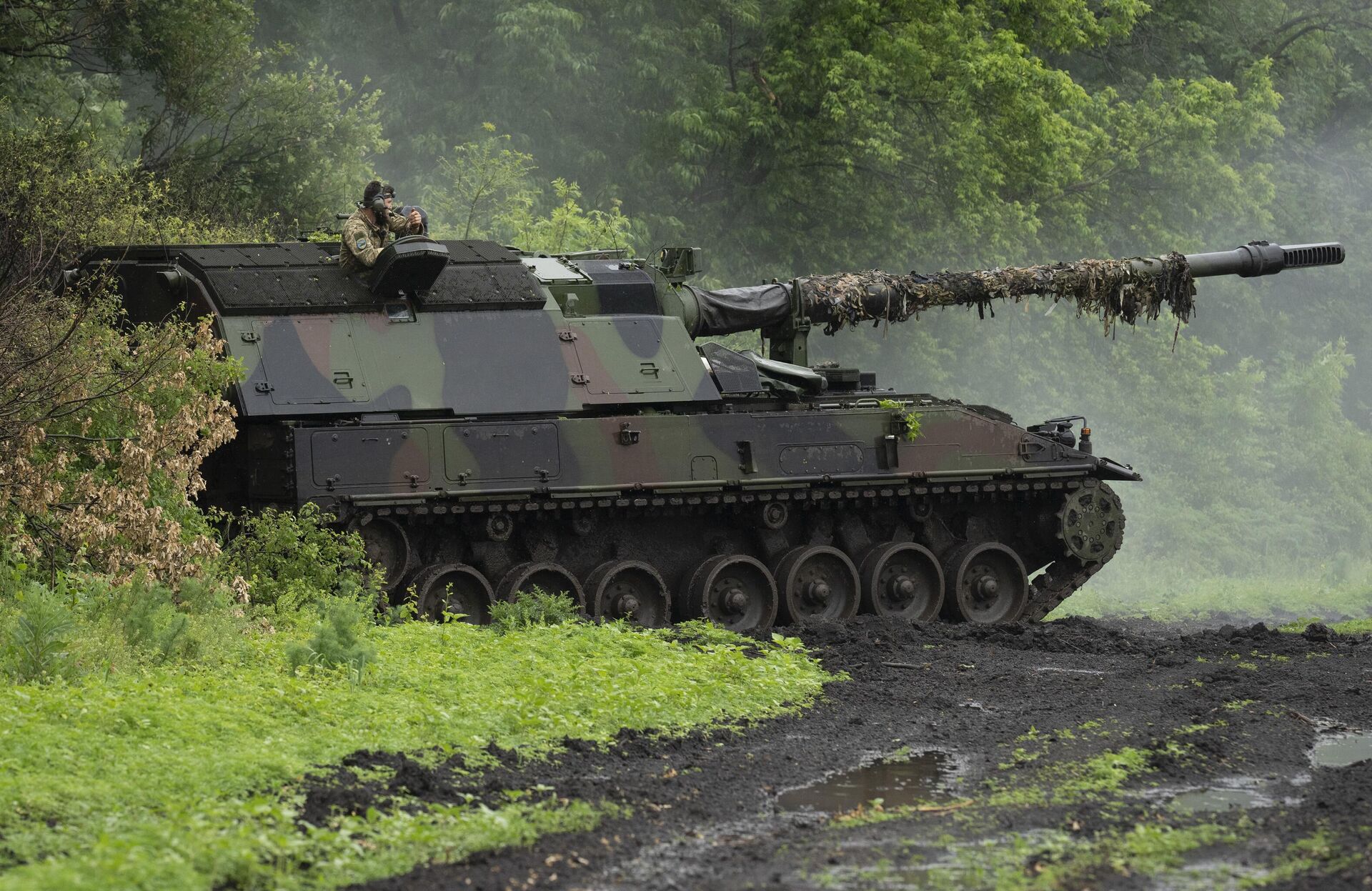 Немецкая самоходная артиллерийская установка Panzerhaubitze 2000 в Донецкой области - РИА Новости, 1920, 15.04.2025