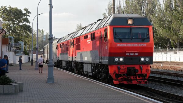 Поезд на железнодорожном вокзале в Крыму
