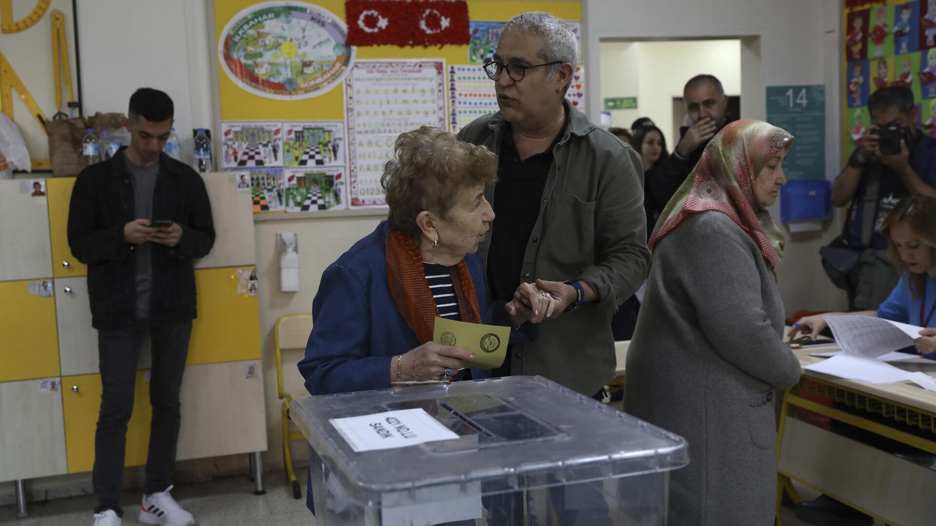 Люди голосуют на избирательном участке в Анкаре, Турция - РИА Новости, 1920, 28.05.2023