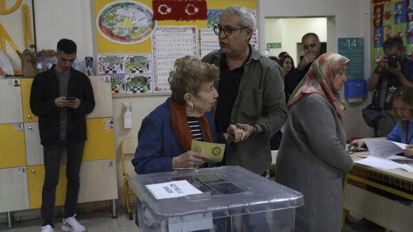 Люди голосуют на избирательном участке в Анкаре, Турция