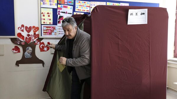 Мужчина голосует на избирательном участке в Анкаре, Турция