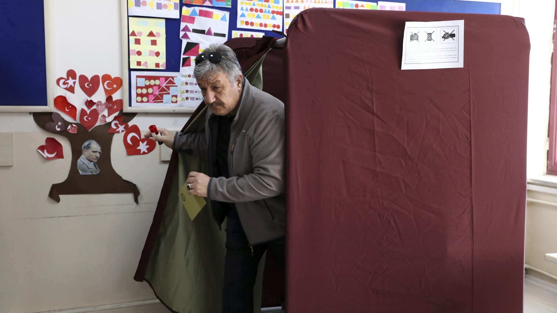 Мужчина голосует на избирательном участке в Анкаре, Турция - РИА Новости, 1920, 28.05.2023