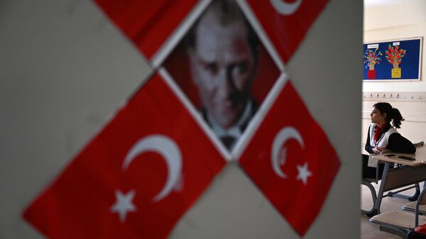 У здания, где начнется подсчет голосов на выборах в Турции, собрались люди