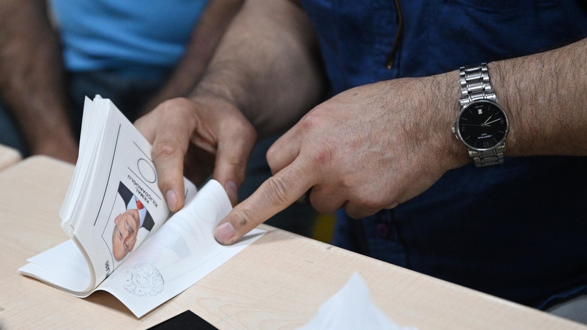 Бюллетени на одном из избирательных участков в Анкаре во время второго тура президентских выборов в Турции - РИА Новости, 1920, 28.05.2023