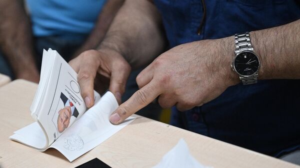 Бюллетени на одном из избирательных участков в Анкаре во время второго тура президентских выборов в Турции