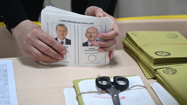 Бюллетени на одном из избирательных участков в Анкаре во время второго тура президентских выборов в Турции