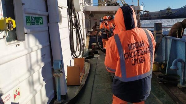 Специалисты Морспасслужбы проводят аварийно-спасательные работы на теплоходе Порт Оля-2 в Волго-Каспийском морском судоходном канале