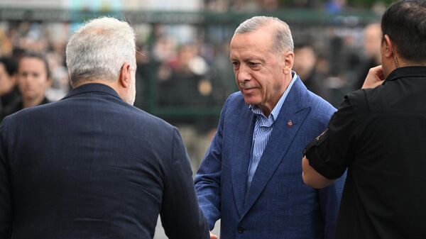 Действующий президент Турции Реджеп Тайип Эрдоган идет на голосование в избирательный участок на втором туре президентских выборов в Турции в Стамбуле