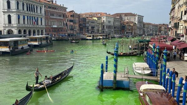 Зеленая вода в Гранд-канале в Венеции