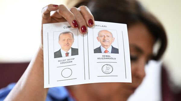 Сотрудники избирательной комиссии на одном из избирательных участков в Анкаре подсчитывают голоса по итогам второго тура президентских выборов в Турции