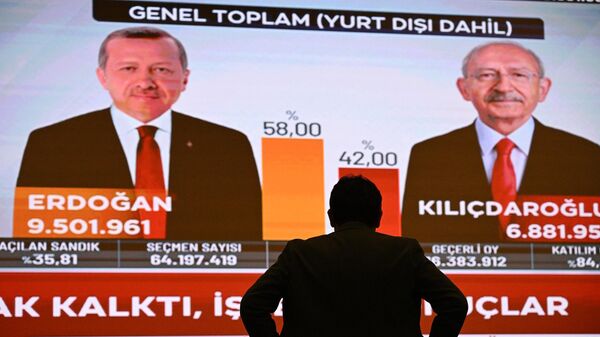 Экран с предварительными итогами голосования во втором туре президентских выборов в Стамбуле