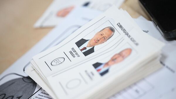 Подсчет голосов на одном из избирательных участков в Анкаре