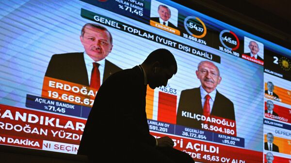 Экран с предварительными итогами голосования во втором туре президентских выборов в Турции
