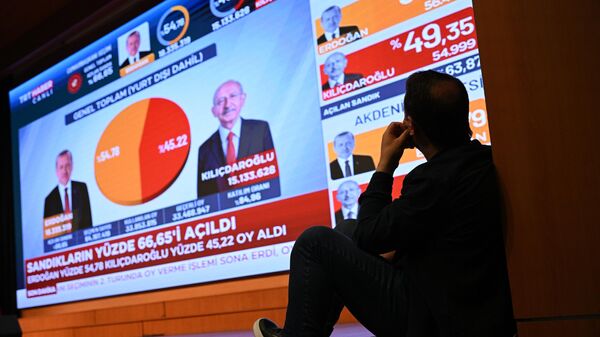 Экран с предварительными итогами голосования во втором туре президентских выборов в Турции