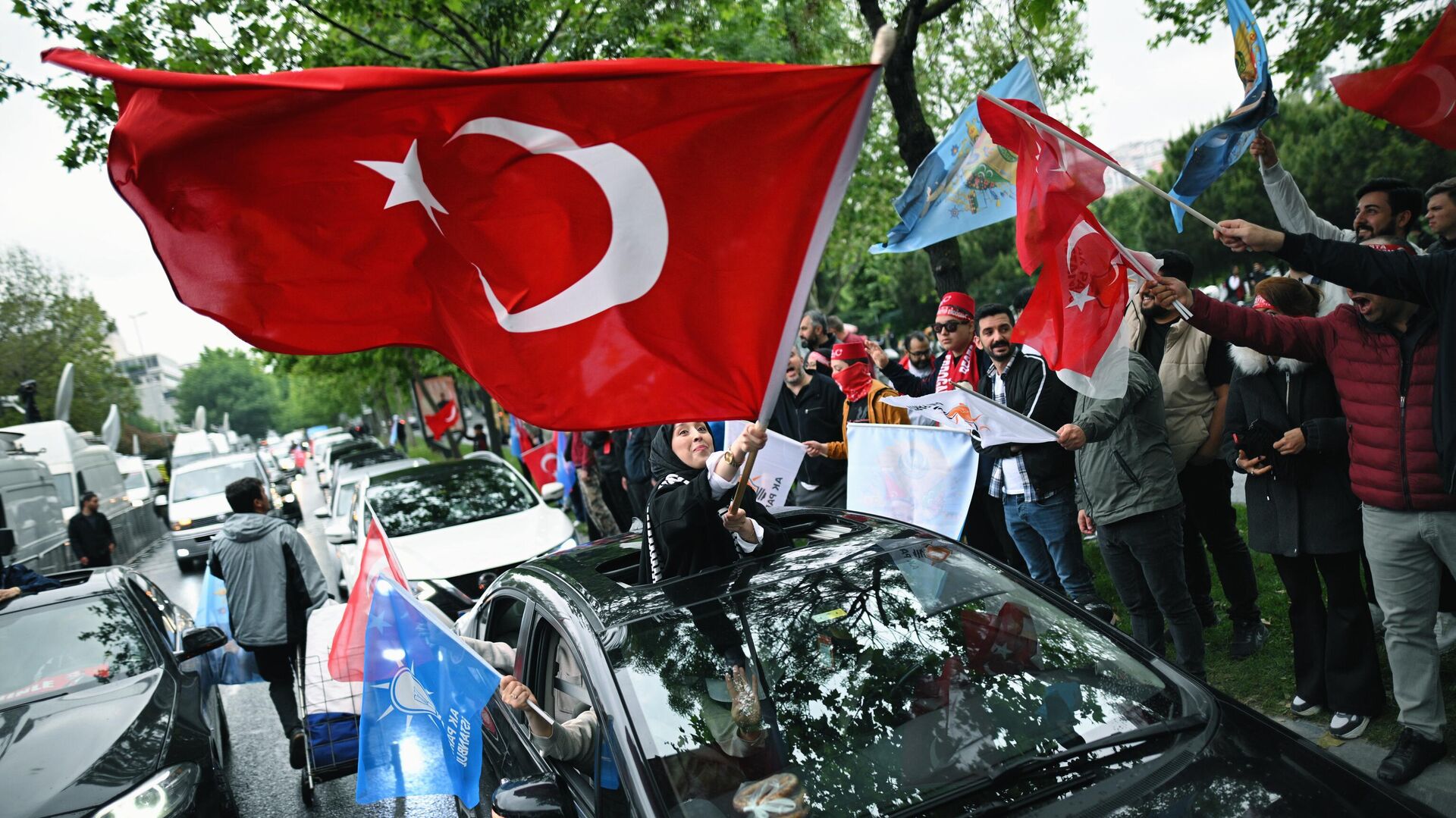 Сторонники действующего президента Турции Реджепа Тайипа Эрдогана возле офиса правящей Партии справедливости и развития в Стамбуле - РИА Новости, 1920, 29.05.2023