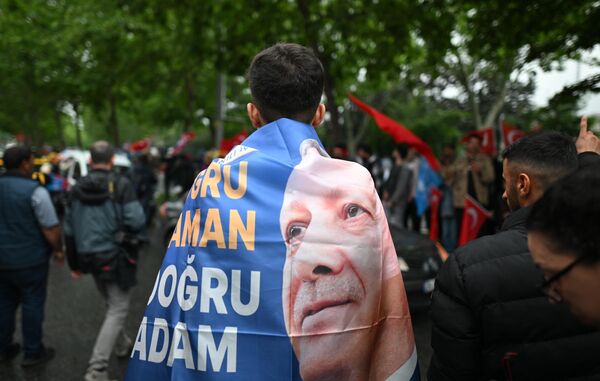 Сторонники действующего президента Турции Реджепа Тайипа Эрдогана в Стамбуле