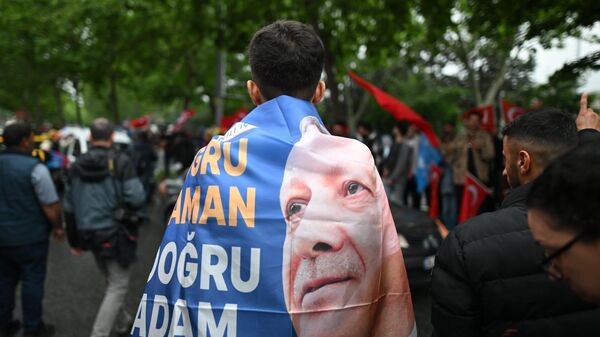Сторонники Эрдогана собрались у офиса правящей партии Турции в Стамбуле