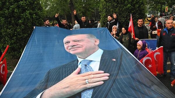 Сторонники действующего президента Турции Реджепа Тайипа Эрдогана в Стамбуле