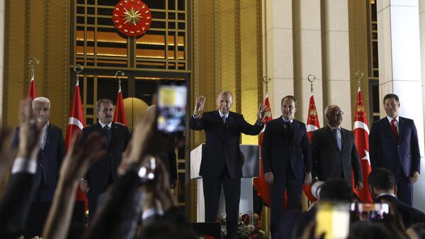 Эрдоган выступает перед своими сторонниками после победы во втором туре выборов президента Турции