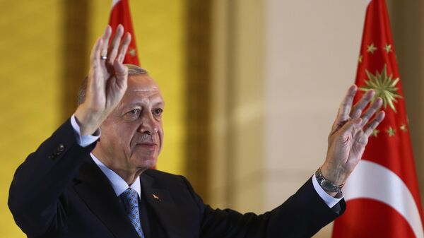 Эрдоган выступает перед своими сторонниками после победы во втором туре выборов президента Турции