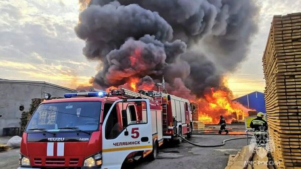 Пожар на складе с досками и брусом в Челябинске