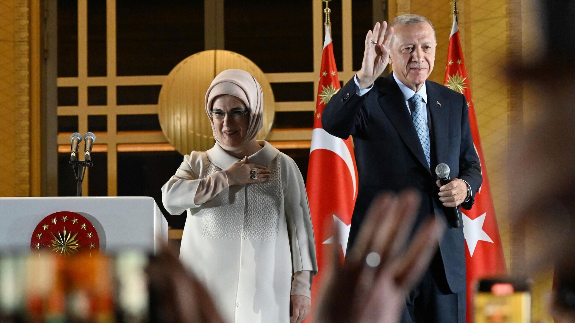 Действующий президент Турции Реджеп Тайип Эрдоган и супруга президента Турции Эмине Эрдоган на площади у Президентского дворца в Анкаре - РИА Новости, 1920, 29.05.2023