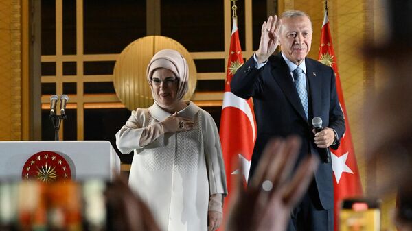 Действующий президент Турции Реджеп Тайип Эрдоган и супруга президента Турции Эмине Эрдоган на площади у Президентского дворца в Анкаре