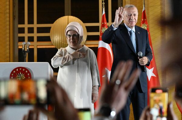 Действующий президент Турции Реджеп Тайип Эрдоган и супруга президента Турции Эмине Эрдоган на площади у Президентского дворца в Анкаре