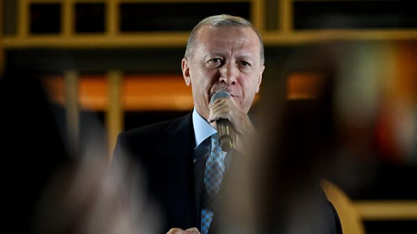 Реджеп Тайип Эрдоган выступает перед сторонниками на площади у Президентского дворца в Анкаре