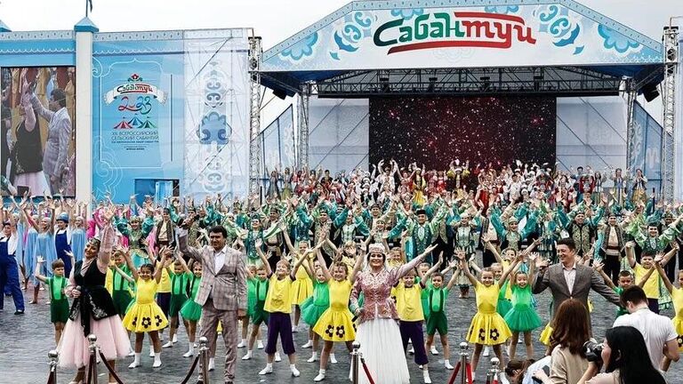 Гости Всероссийского сельского Сабантуя могли посетить концертную программу творческих коллективов Астраханской области и Республики Татарстан.