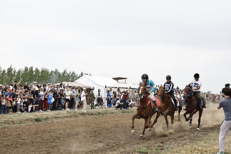 В рамках Всероссийского сельского Сабантуя состоялись захватывающие конные скачки, азартные спортивные соревнования, весёлые народные игры.