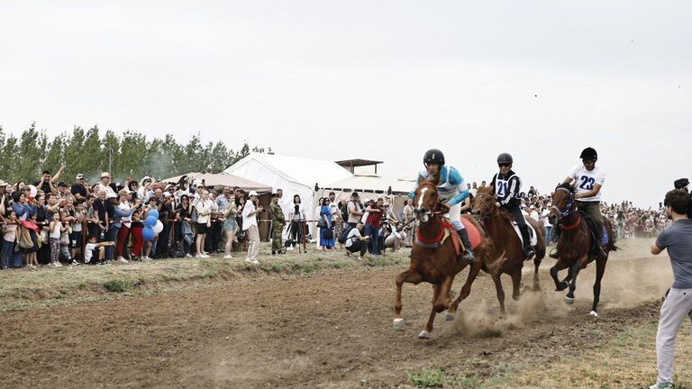 В рамках Всероссийского сельского Сабантуя состоялись захватывающие конные скачки, азартные спортивные соревнования, весёлые народные игры.