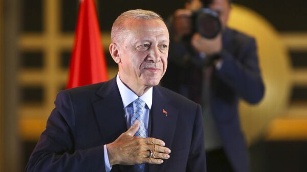 Реджеп Тайип Эрдоган выступает перед сторонниками на площади у Президентского дворца в Анкаре. 28 мая 2023