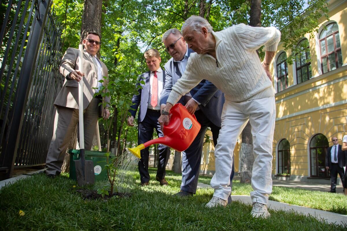 Посадка аллеи Ушинского у главного корпуса МПГУ - РИА Новости, 1920, 29.05.2023