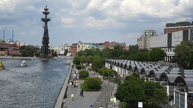 Отдыхающие на Пречистенской набережной в Москве