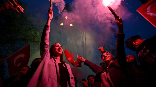Сторонницы действующего президента Турции Реджепа Тайипа Эрдогана с флагом перед офисом правящей Партии справедливости и развития (AK parti) в Стамбуле
