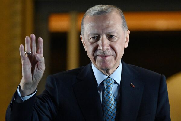 Действующий президент Турции Реджеп Тайип Эрдоган выступает перед сторонниками на площади у Президентского дворца в Анкаре