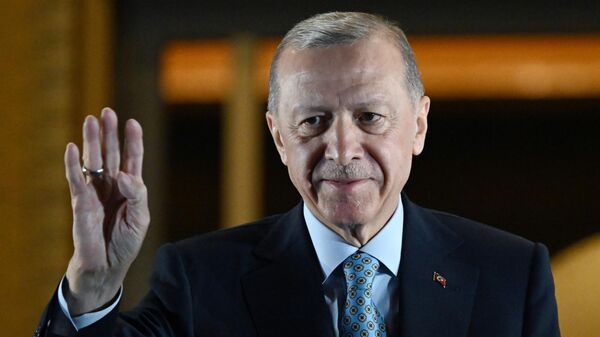 Действующий президент Турции Реджеп Тайип Эрдоган выступает перед сторонниками на площади у Президентского дворца в Анкаре