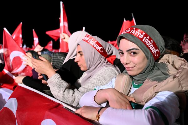 Сторонники действующего президента Турции Реджепа Тайипа Эрдогана на площади у Президентского дворца в Анкаре