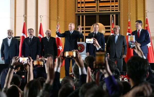 Действующий президент Турции Реджеп Тайип Эрдоган (в центре) выступает перед сторонниками на площади у Президентского дворца в Анкаре