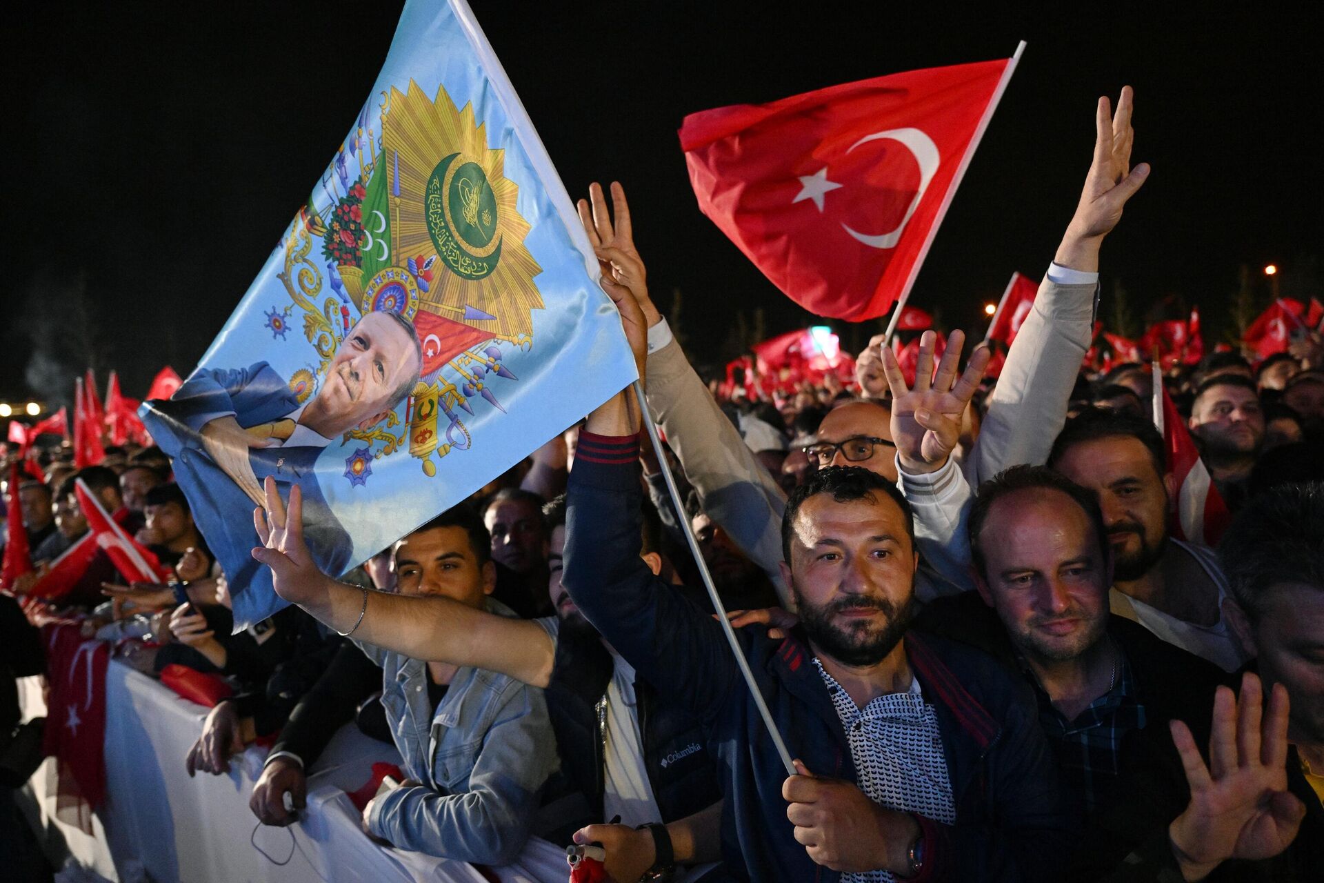 Сторонники действующего президента Турции Реджепа Тайипа Эрдогана на площади у Президентского дворца в Анкаре - РИА Новости, 1920, 29.05.2023