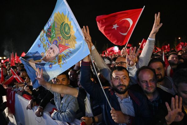Сторонники действующего президента Турции Реджепа Тайипа Эрдогана на площади у Президентского дворца в Анкаре