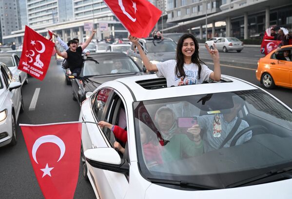 Сторонники действующего президента Турции Реджепа Тайипа Эрдогана на одной из улиц в Анкаре