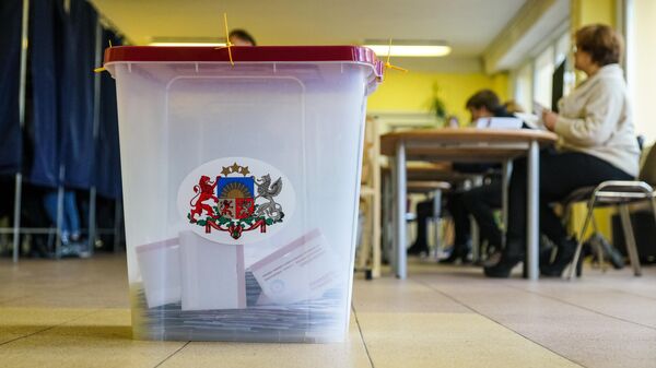 Урна для голосования на избирательном участке в Риге