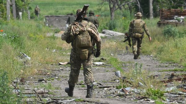 Российские военнослужащие в селе у линии соприкосновения на Артемовском направлении