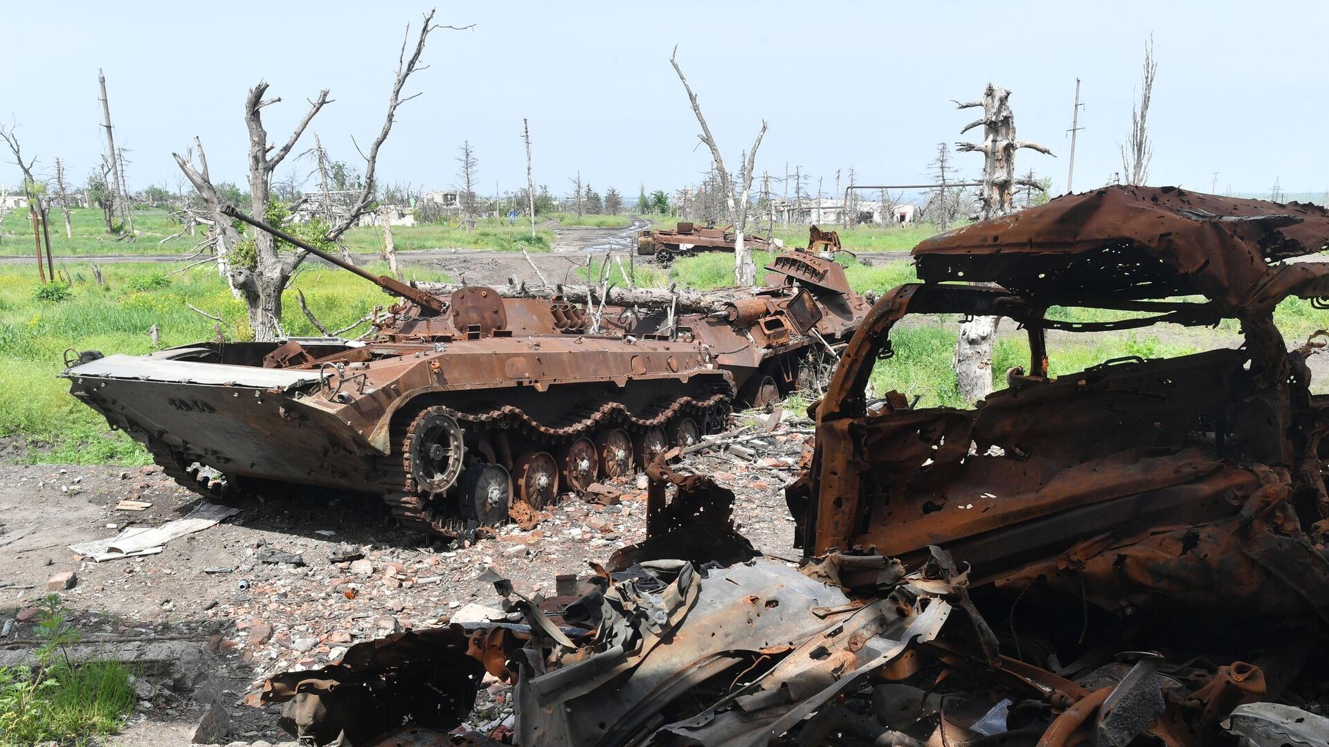 Уничтоженная военная техника ВСУ в селе у линии соприкосновения на Артемовском направлении - РИА Новости, 1920, 02.06.2023