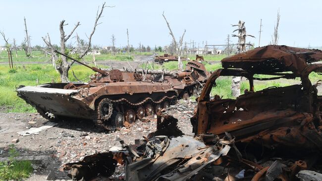 Уничтоженная военная техника ВСУ в селе у линии соприкосновения на Артемовском направлении