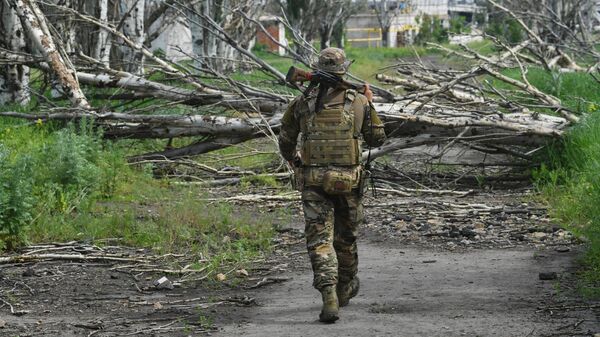 Российский военнослужащий в селе у линии соприкосновения на Артемовском направлении