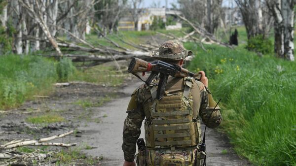 Российский военнослужащий в селе у линии соприкосновения на Артемовском направлении