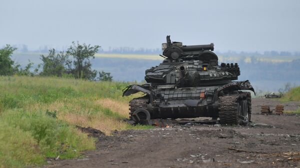 Уничтоженный танк ВСУ в селе у линии соприкосновения на Артемовском направлении